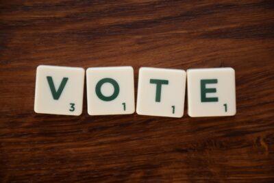 Kafelki Scrabble ułożone w napis VOTE